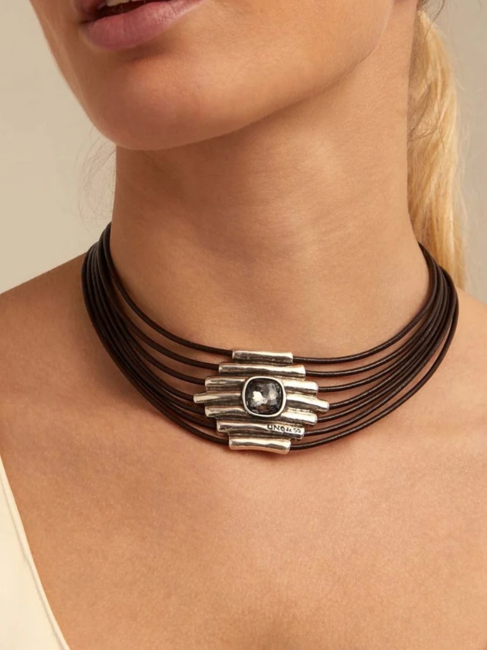 Attached Necklace by UNO de 50 - Picture 3 of 12
